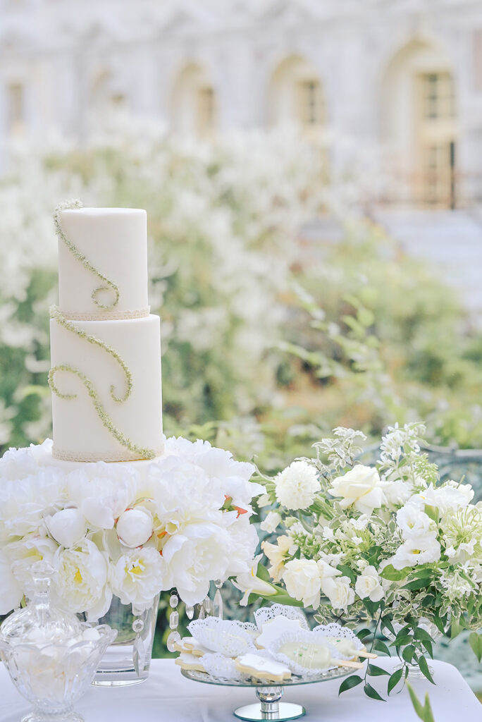 Caroll Clinard Designer Floral mariage paris et région parisienne basé à guyancourt dans les yvelines chateau de valerie wedding cake