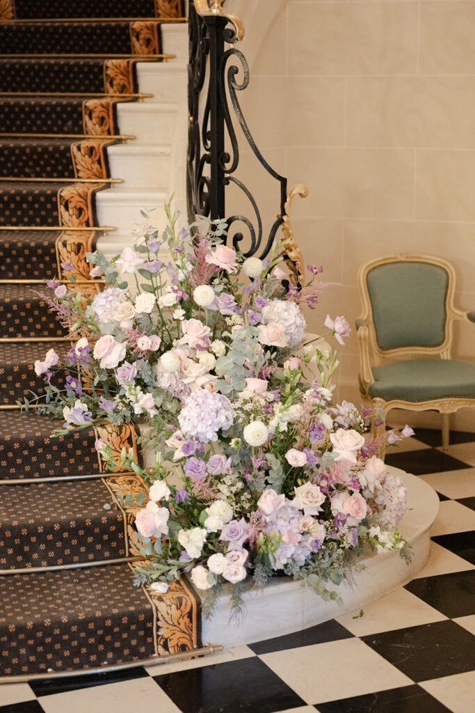 Caroll Clinard Designer Floral mariage au chateau de nainville-les-roches descente d'escalier